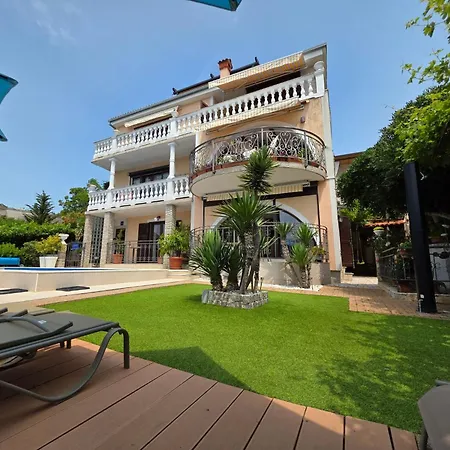 Apartment Mit Balkon - Gemeinsamer Pool Und Terrasse By Interhome